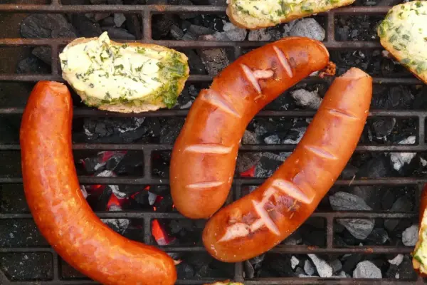 Hvordan kan jeg teste, om min grillrist er varm nok til at grille på?