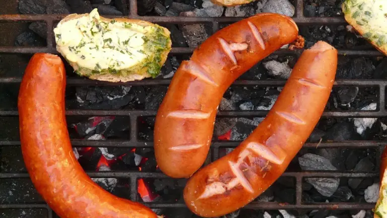 Hvordan kan jeg teste, om min grillrist er varm nok til at grille på?